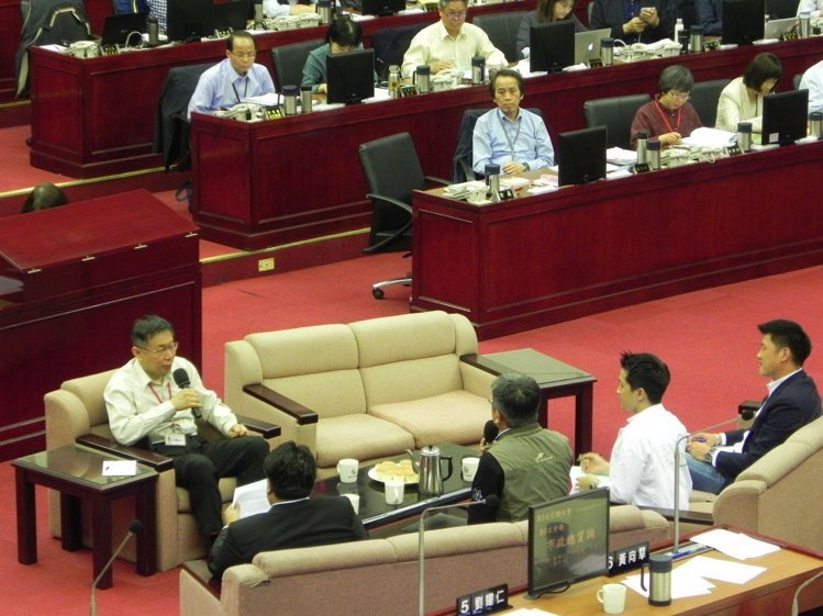 柯文哲“沙发备询”遭轰 议员讽“下次搬床好了” 柯文哲“沙发备询”遭轰 议员讽“下次搬床好了”