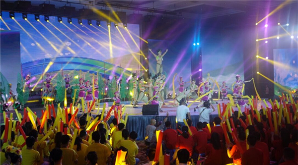 台湾民族舞蹈开场表演。 台湾民族舞蹈开场表演。